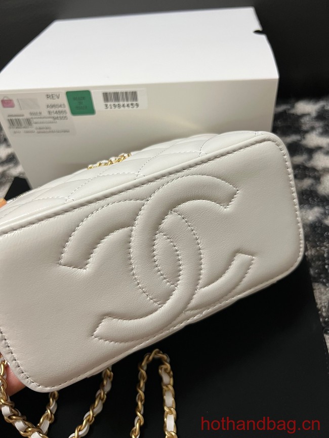 CHANEL CLUTCH WITH CHAIN AP3747 white