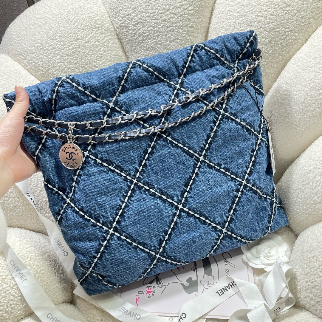 CHANEL 22 SMALL HANDBAG AS3261 Denim