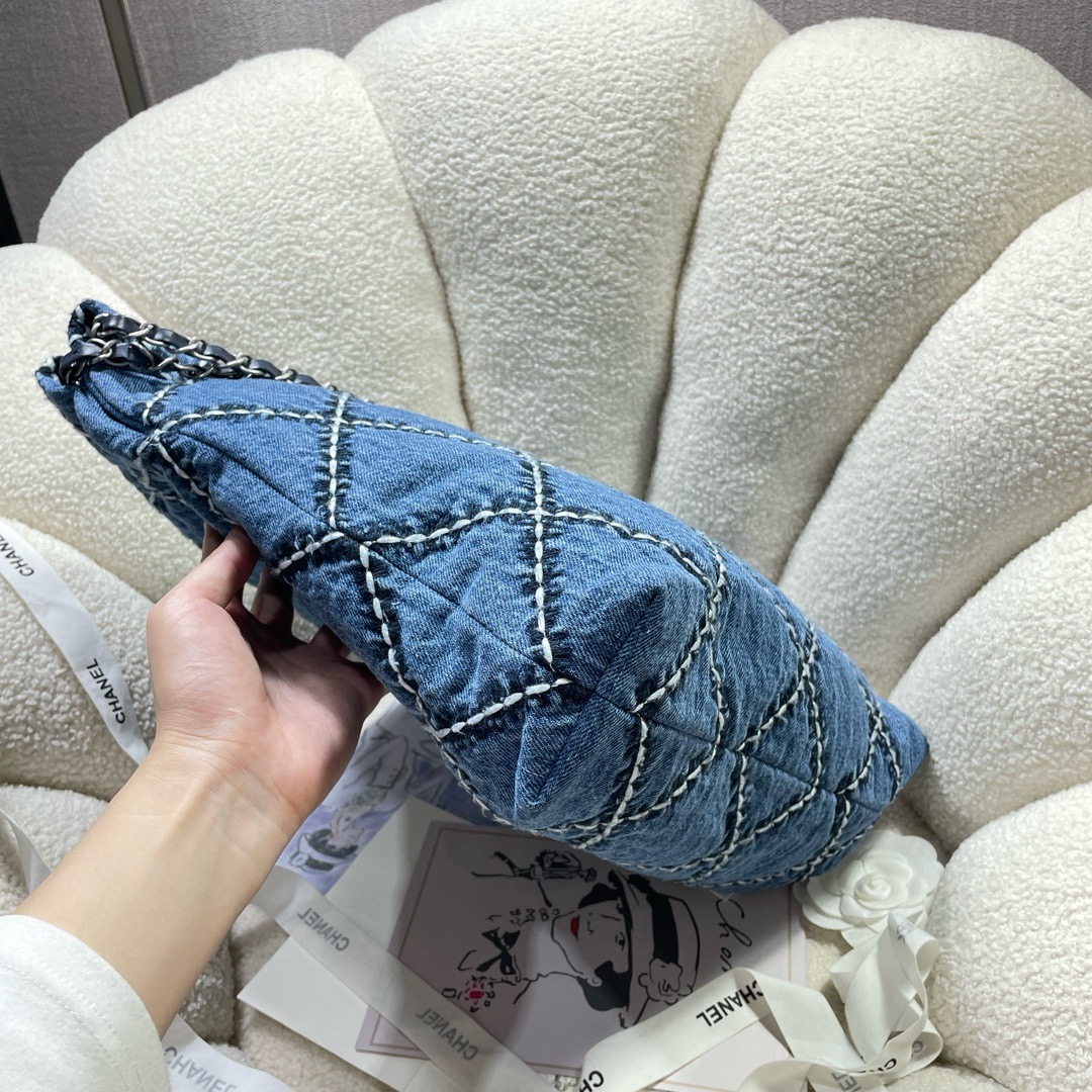 CHANEL 22 SMALL HANDBAG AS3261 Denim