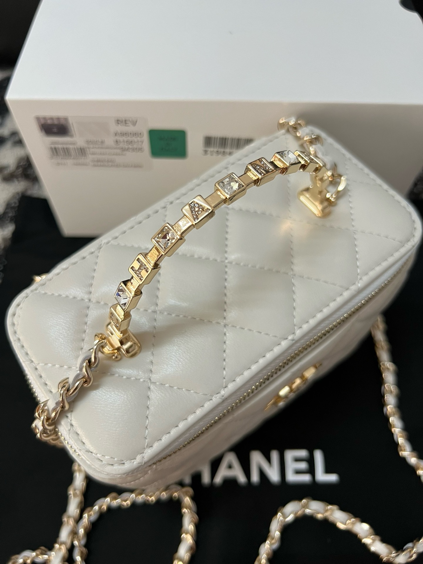 CHANEL CLUTCH WITH CHAIN AB3747 WHITE