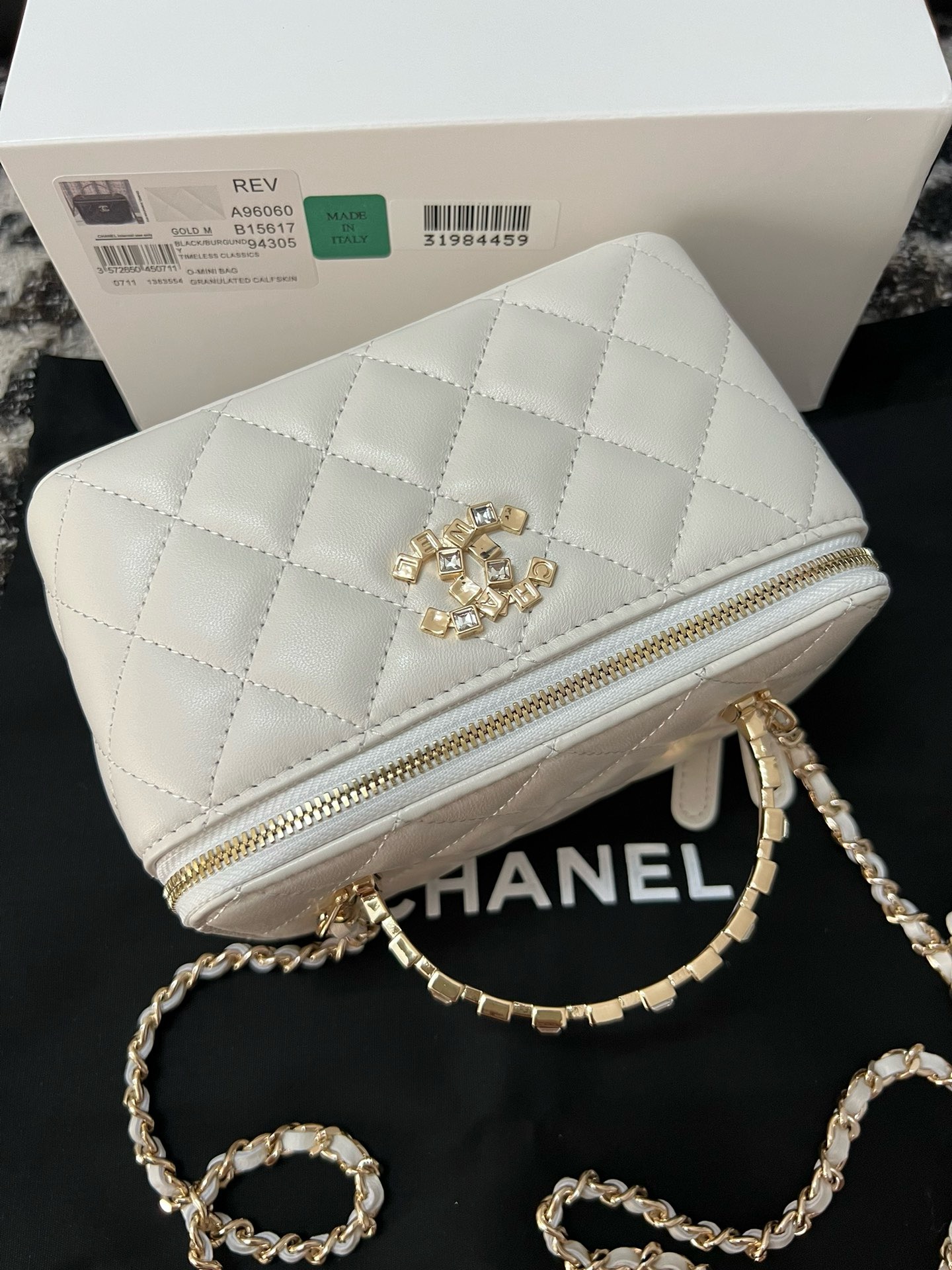 CHANEL CLUTCH WITH CHAIN AB3747 WHITE