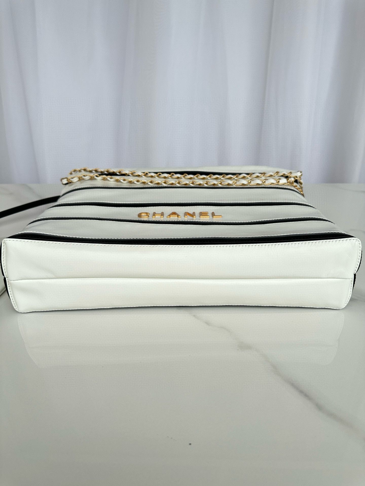 CHANEL 22 HANDBAG Calfskin & Gold-Tone Metal AS3261 White