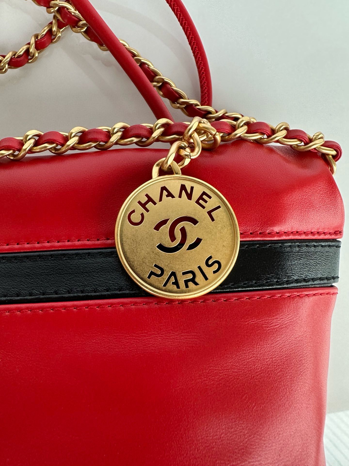 CHANEL 22 HANDBAG Calfskin & Gold-Tone Metal AS3980 Red&Black