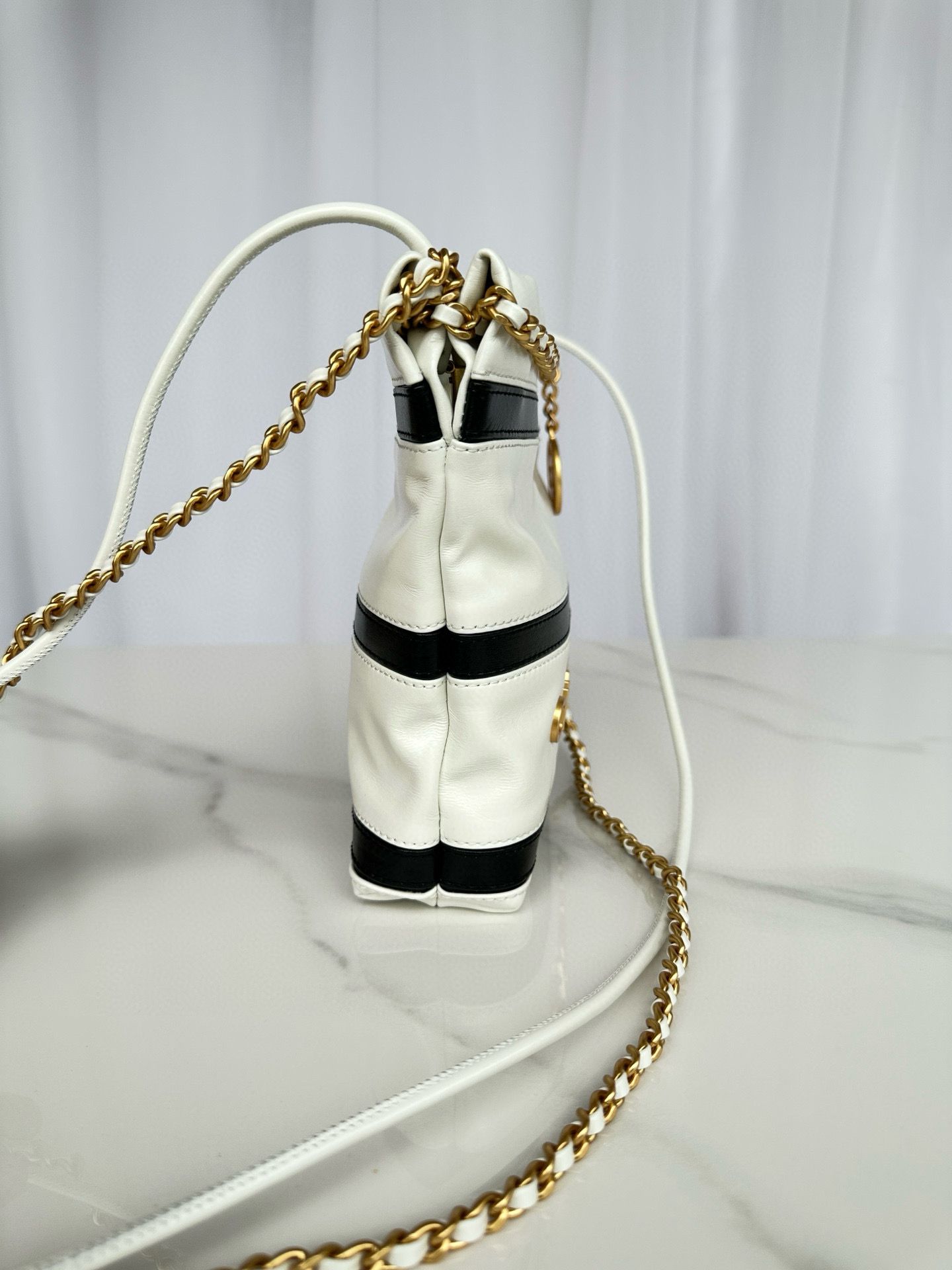 CHANEL 22 HANDBAG Calfskin & Gold-Tone Metal AS3980 White