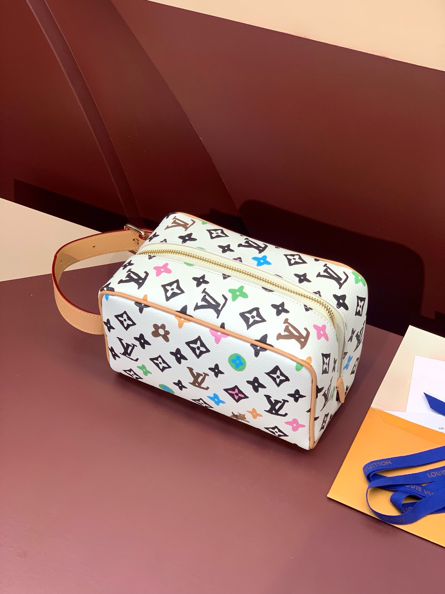 Louis Vuitton Locker Dopp Kit M47069 white