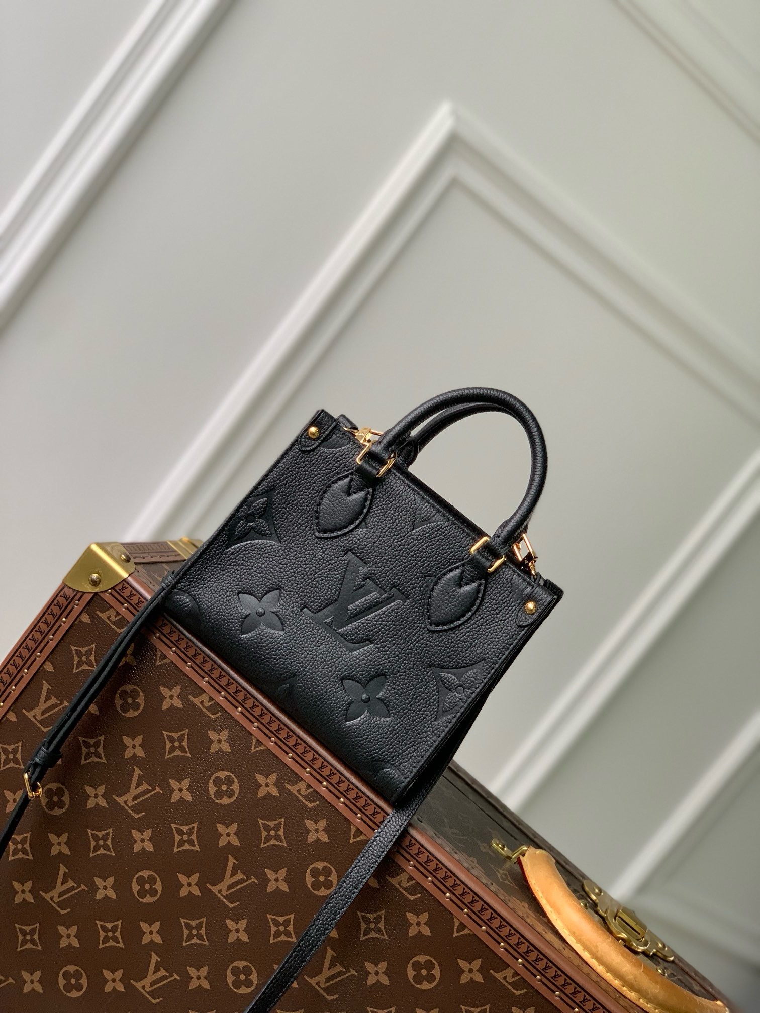 Louis Vuitton OnTheGo BB M46993 black