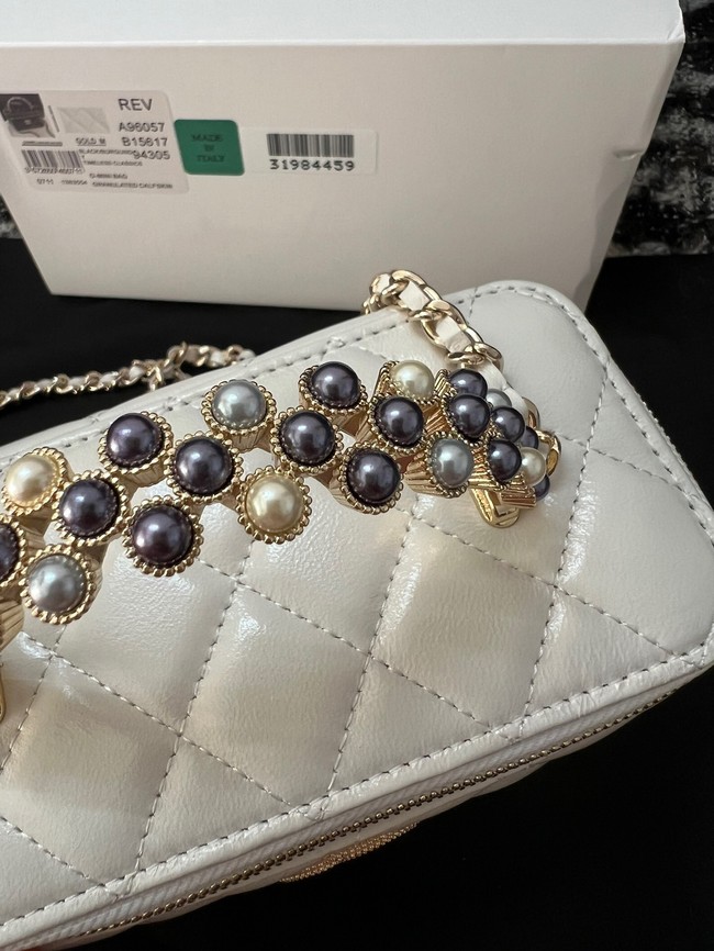 CHANEL CLUTCH WITH CHAIN AP3768 white