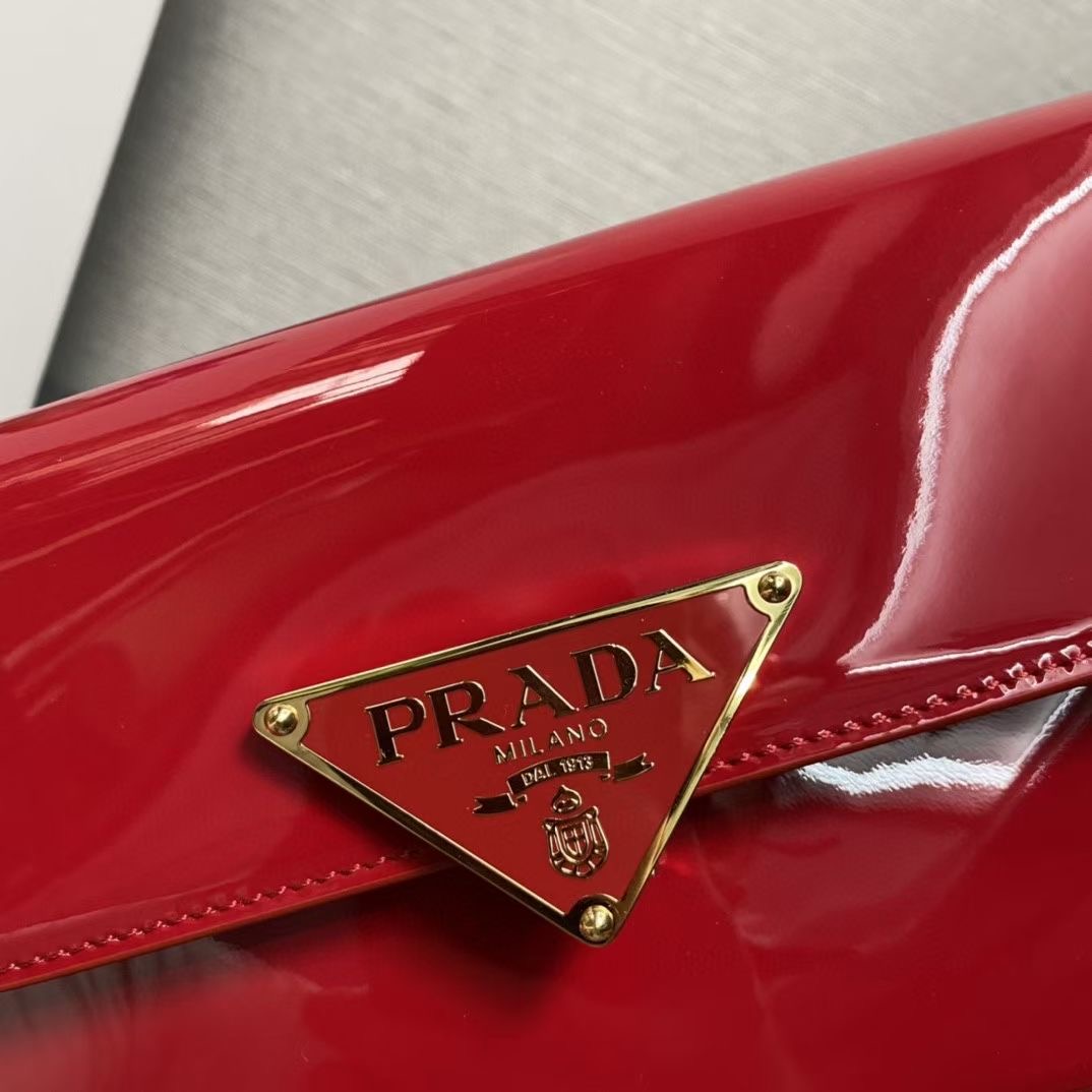 Prada Patent leather shoulder bag with flap 1BD339 red