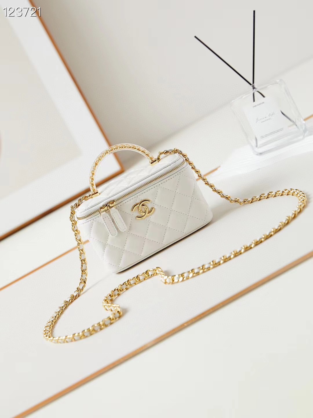 CHANEL MINI CLUTCH WITH TOP HANDLE AP3820 white