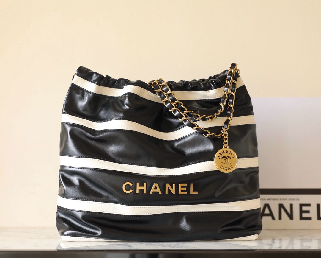 CHANEL 22 HANDBAG AS3260 Black&white