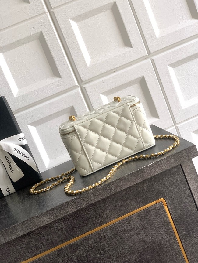 CHANEL 26C Vanity with Chain AP3940 white